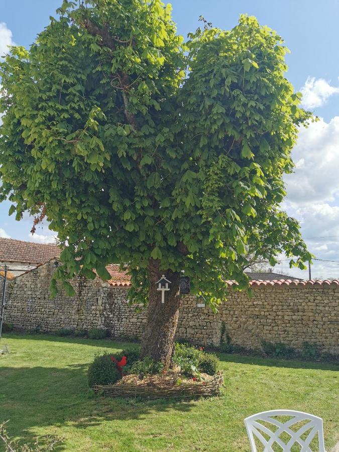 Au Domaine De Gigie Bed & Breakfast Chervettes Bagian luar foto